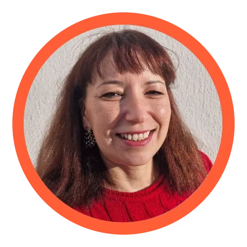Carla Teixeira. Tengo ojos castaños, cabello castaño, llevo un jersey rojo y estoy sonriendo.