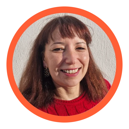 Carla Teixeira. Tengo ojos castaños, cabello castaño, llevo un jersey rojo y estoy sonriendo.