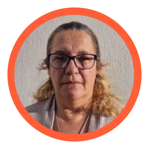 Maria José. Tengo ojos castaños, cabello rubio, llevo gafas y un jersey blanco.