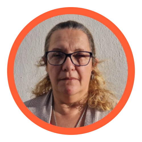 Maria José. Tengo ojos castaños, cabello rubio, llevo gafas y un jersey blanco.