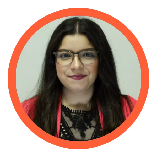 Mariana Pereira. Tengo ojos castaños, cabello largo, llevo camisa granate, gafas y estoy sonriendo.