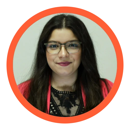 Mariana Pereira. Tengo ojos castaños, cabello largo, llevo camisa granate, gafas y estoy sonriendo.